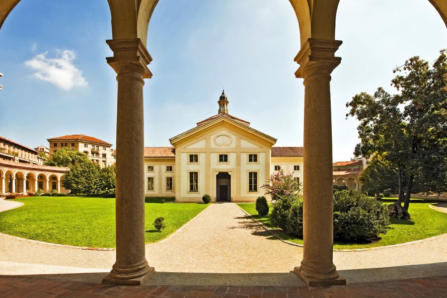 Chiesa sconsacrata con giardino in centro