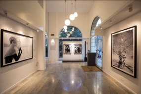 Showroom with display windows in the "5 vie" distr