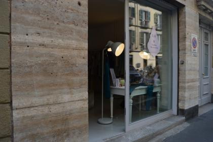 Small pop-up shop with display window in Brera