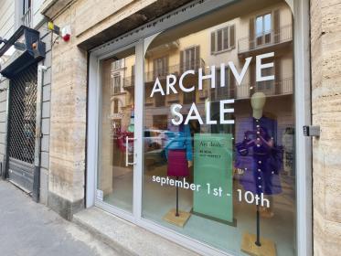 Small pop-up shop with display window in Brera