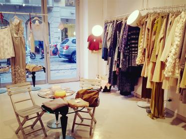 Small pop-up shop with display window in Brera