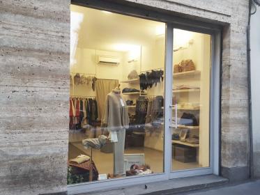 Small pop-up shop with display window in Brera