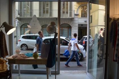 Small pop-up shop with display window in Brera