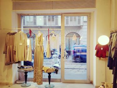 Small pop-up shop with display window in Brera