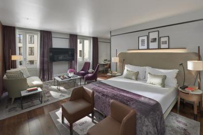 5-star hotel with convention center in central Mil