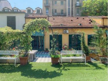 An elegant loft near via Palestro, Milan