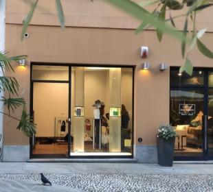 Temporary shop in Brera