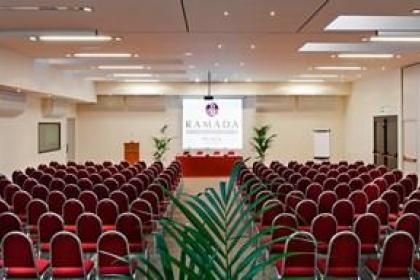 Hotel with plenary room and poolside garden