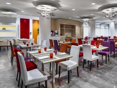 Hotel with plenary room and poolside garden